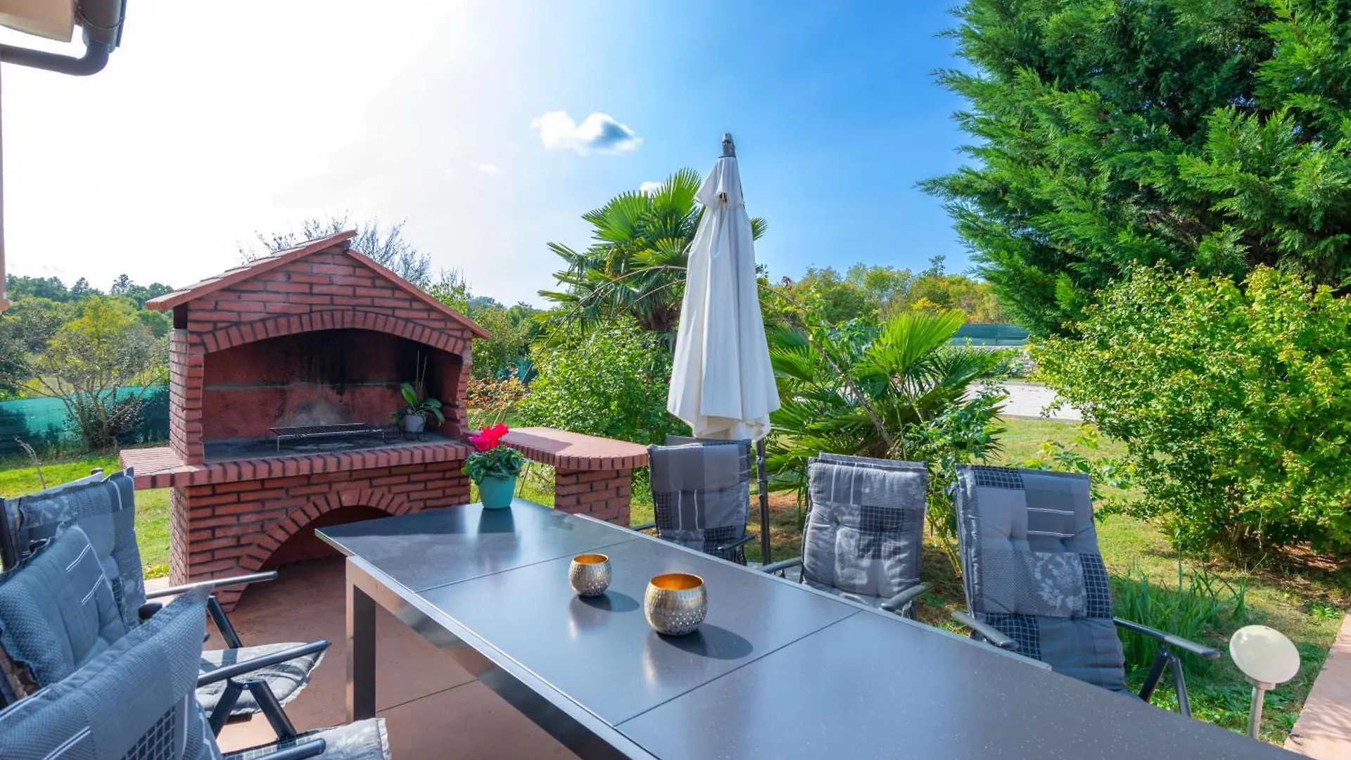 Villa Dream House, A Charming Pet Friendly Villa의 연락처